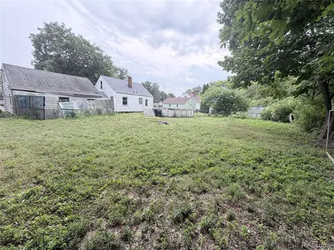 Exterior - 3220 W Ridgeway Ave, Mount Morris, MI 48504 photo 5 of 14