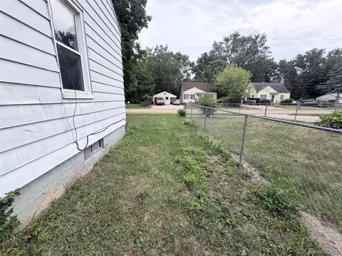 Exterior - 3220 W Ridgeway Ave, Mount Morris, MI 48504 photo 12 of 14