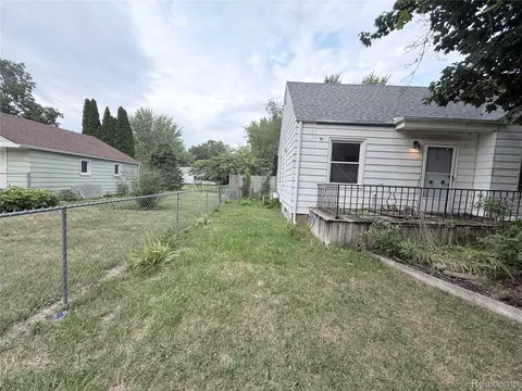 Exterior - 3220 W Ridgeway Ave, Mount Morris, MI 48504 photo 9 of 14