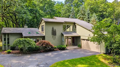8520 Englewood Dr, Springfield, MI 48346