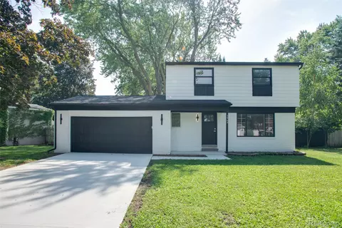 5969 Pleasant Dr, Waterford, MI 48329