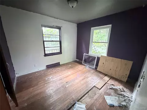 Bedroom - 318 E Myrtle Ave, Flint, MI 48505 photo 4 of 11