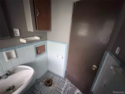 Bath - 318 E Myrtle Ave, Flint, MI 48505 photo 4 of 4