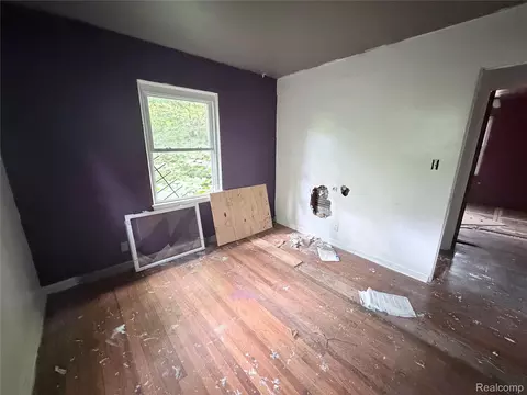 Bedroom - 318 E Myrtle Ave, Flint, MI 48505 photo 5 of 11