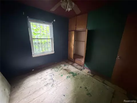 Bedroom - 318 E Myrtle Ave, Flint, MI 48505 photo 2 of 11