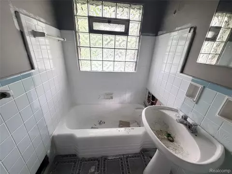 Bath - 318 E Myrtle Ave, Flint, MI 48505 photo 3 of 4