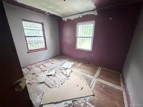 Bedroom - 318 E Myrtle Ave, Flint, MI 48505 photo 8 of 11