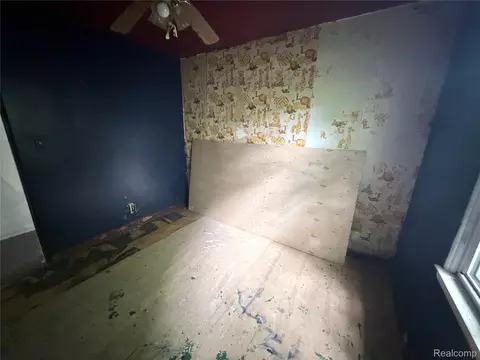 Bedroom - 318 E Myrtle Ave, Flint, MI 48505 photo 3 of 11