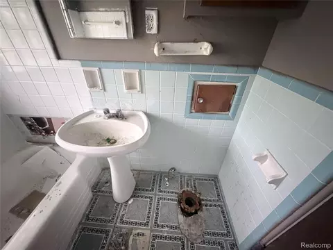 Bath - 318 E Myrtle Ave, Flint, MI 48505 photo 2 of 4