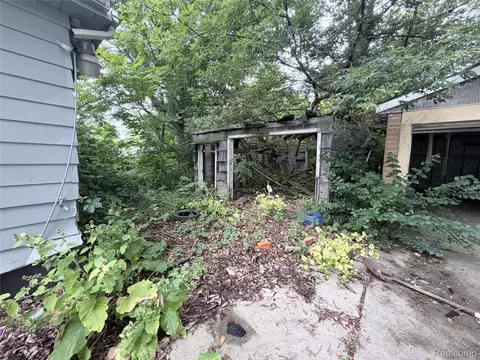 Exterior - 318 E Myrtle Ave, Flint, MI 48505 photo 5 of 9