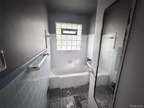 Bath - 318 E Myrtle Ave, Flint, MI 48505 photo 1 of 4