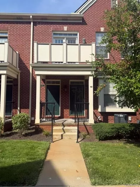 1111 Fountain View Cir, South Lyon, MI 48178