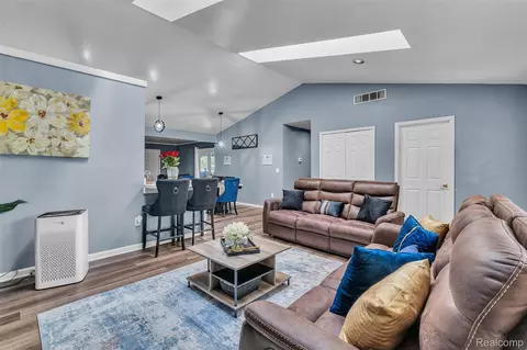 Living - 27116 Warner Ave, Warren, MI 48092 photo 2 of 4