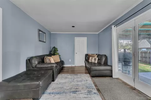 Living - 27116 Warner Ave, Warren, MI 48092 photo 4 of 4