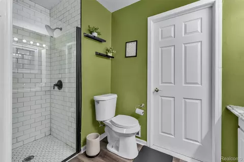 Bath - 27116 Warner Ave, Warren, MI 48092 photo 3 of 3