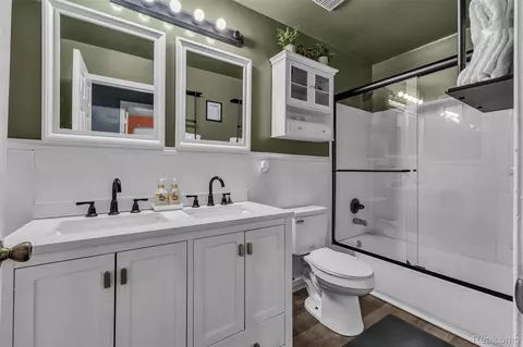 Bath - 27116 Warner Ave, Warren, MI 48092 photo 1 of 3