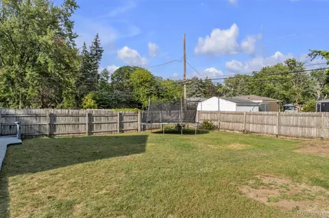 Exterior - 27116 Warner Ave, Warren, MI 48092 photo 3 of 5