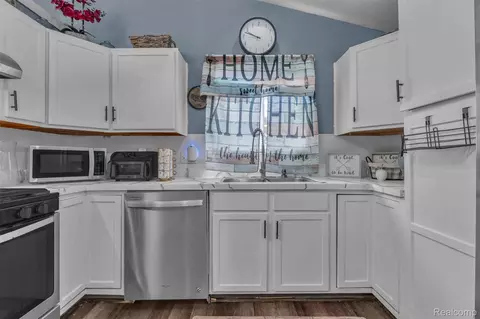 Kitchen - 27116 Warner Ave, Warren, MI 48092 photo 2 of 2