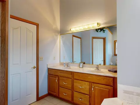 Bath - 6367 Boulder Dr, Flint, MI 48433 photo 2 of 6
