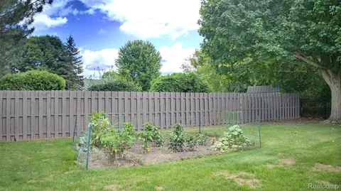 Exterior - 6367 Boulder Dr, Flint, MI 48433 photo 15 of 16