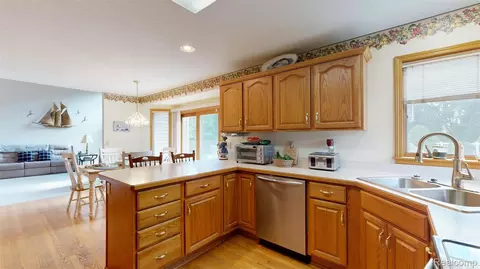 Kitchen - 6367 Boulder Dr, Flint, MI 48433 photo 4 of 6
