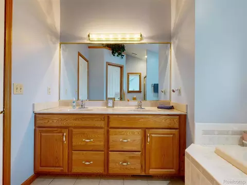Bath - 6367 Boulder Dr, Flint, MI 48433 photo 4 of 6