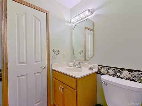 Bath - 6367 Boulder Dr, Flint, MI 48433 photo 1 of 6