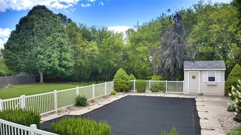 Exterior - 6367 Boulder Dr, Flint, MI 48433 photo 13 of 16