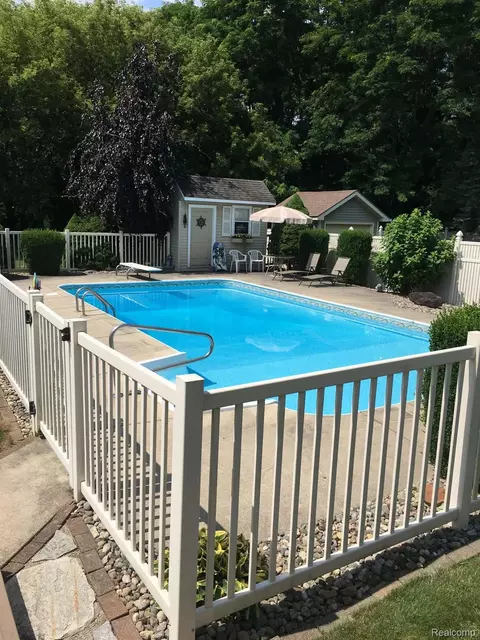 Exterior - 6367 Boulder Dr, Flint, MI 48433 photo 10 of 16