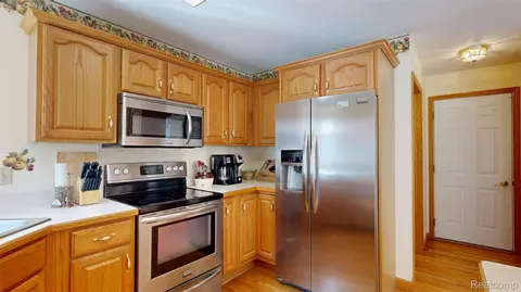Kitchen - 6367 Boulder Dr, Flint, MI 48433 photo 6 of 6