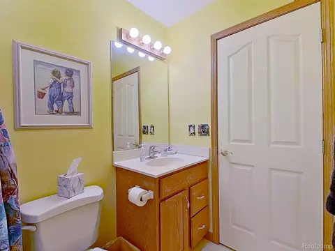 Bath - 6367 Boulder Dr, Flint, MI 48433 photo 6 of 6