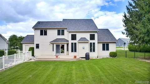 Exterior - 6367 Boulder Dr, Flint, MI 48433 photo 8 of 16