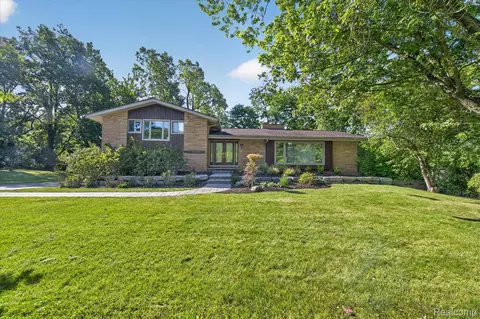 34135 Brittany Dr, Farmington Hills, MI 48335