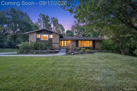 34135 Brittany Dr, Farmington Hills, MI 48335