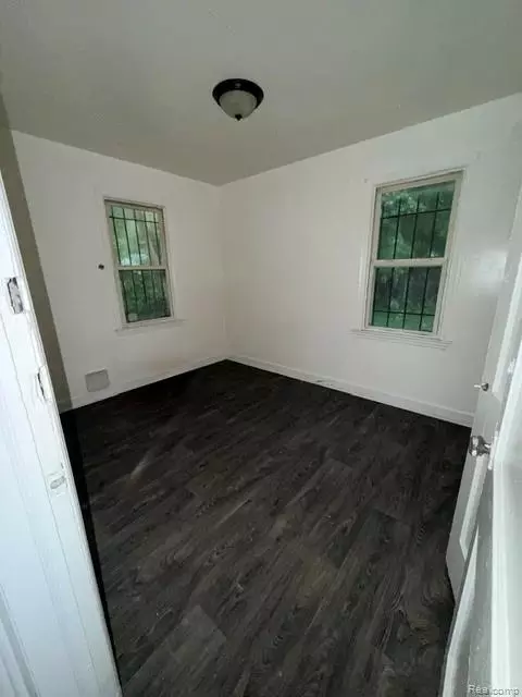 136 E Mcclellan St, Flint, MI 48505 photo 9