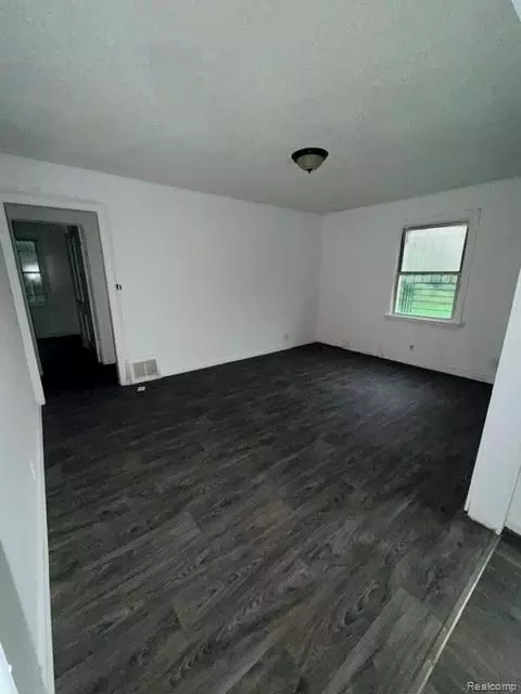 136 E Mcclellan St, Flint, MI 48505 photo 3