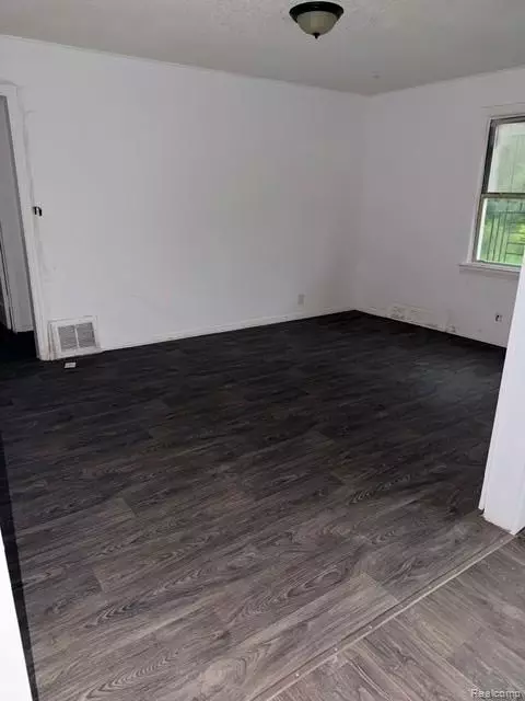 136 E Mcclellan St, Flint, MI 48505 photo 4