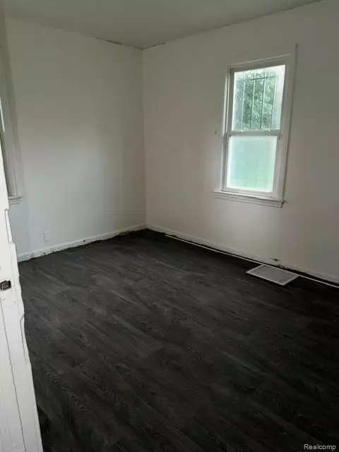136 E Mcclellan St, Flint, MI 48505 photo 7
