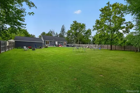 Exterior - 734 Kent St, Carleton, MI 48117 photo 4 of 12