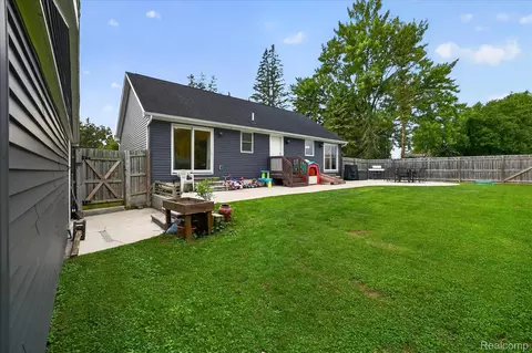 Exterior - 734 Kent St, Carleton, MI 48117 photo 5 of 12