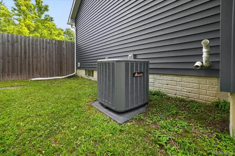 Exterior - 734 Kent St, Carleton, MI 48117 photo 10 of 12