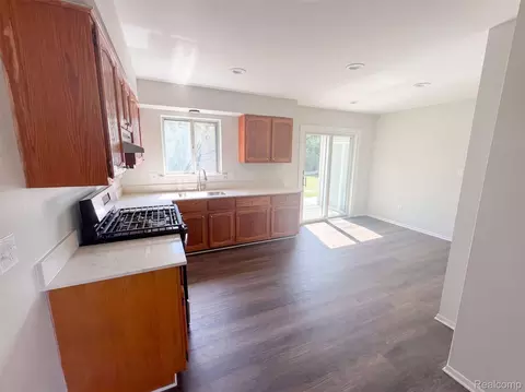 Kitchen - 467 Paragon Dr, Troy, MI 48098 photo 1 of 2