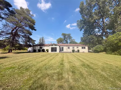 Exterior - 467 Paragon Dr, Troy, MI 48098 photo 2 of 3