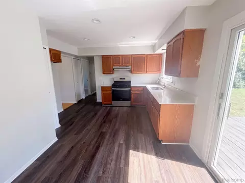 Kitchen - 467 Paragon Dr, Troy, MI 48098 photo 2 of 2
