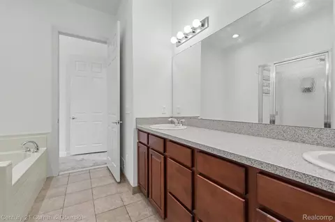 Bath - 108 Adelaide St, Detroit, MI 48201 photo 3 of 4
