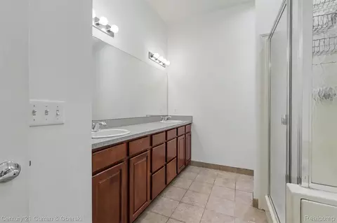 Bath - 108 Adelaide St, Detroit, MI 48201 photo 2 of 4