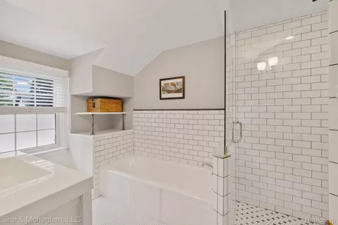 Bath - 679 Neff Rd, Grosse Pointe, MI 48230 photo 2 of 9