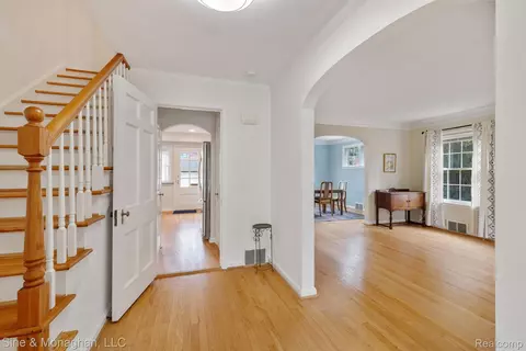 Entry Way - 679 Neff Rd, Grosse Pointe, MI 48230 photo 3 of 5