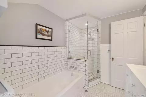 Bath - 679 Neff Rd, Grosse Pointe, MI 48230 photo 5 of 9