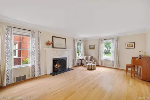 Living - 679 Neff Rd, Grosse Pointe, MI 48230 photo 2 of 3
